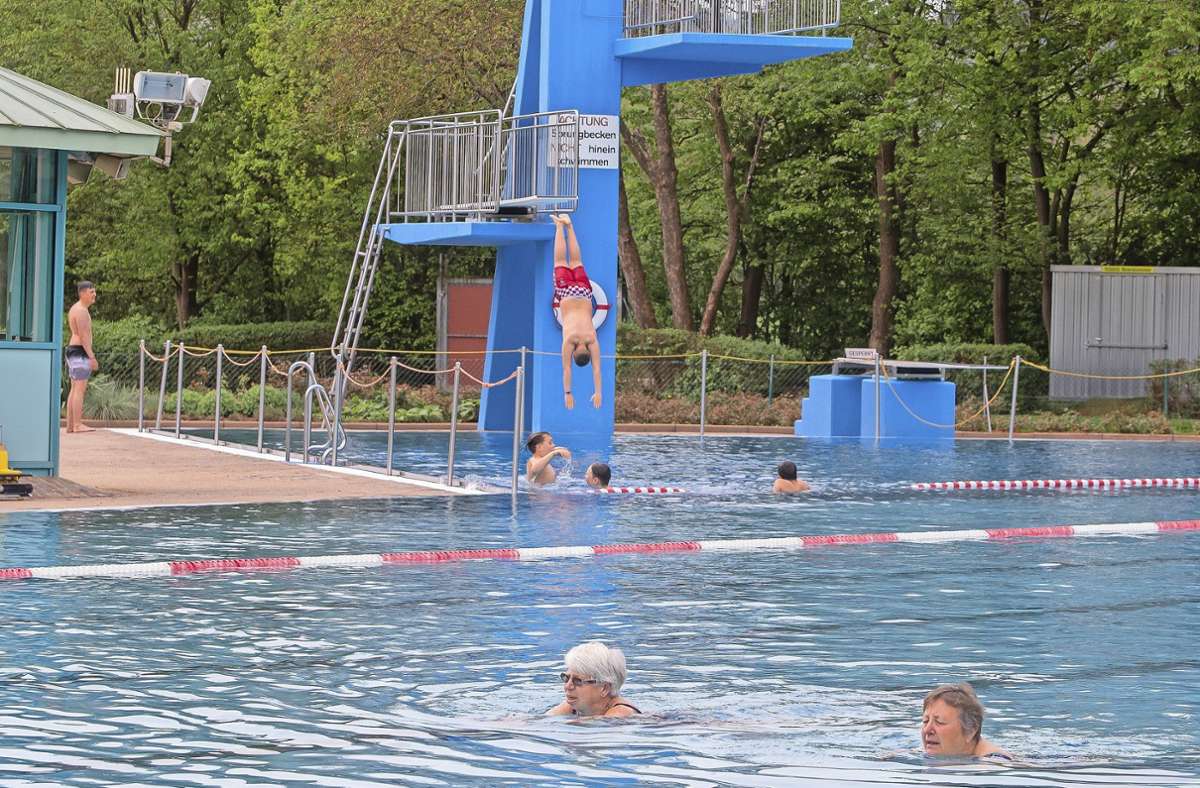 Freibad Bönnigheim: Die ersten Schwimmer sind im Wasser
