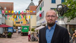 Marcel Distl in der Bietigheimer Fußgängerzone. Er tritt für die FDP im Wahlkreis Neckar-Zaber an. ⇥ Foto: Oliver Bürkle