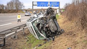 Aus  ungeklärter Ursache kam es am Samstagnachmittag zu einem Unfall auf der A81. Ein Transporter überschlug sich. Foto: 7aktuell/ NR