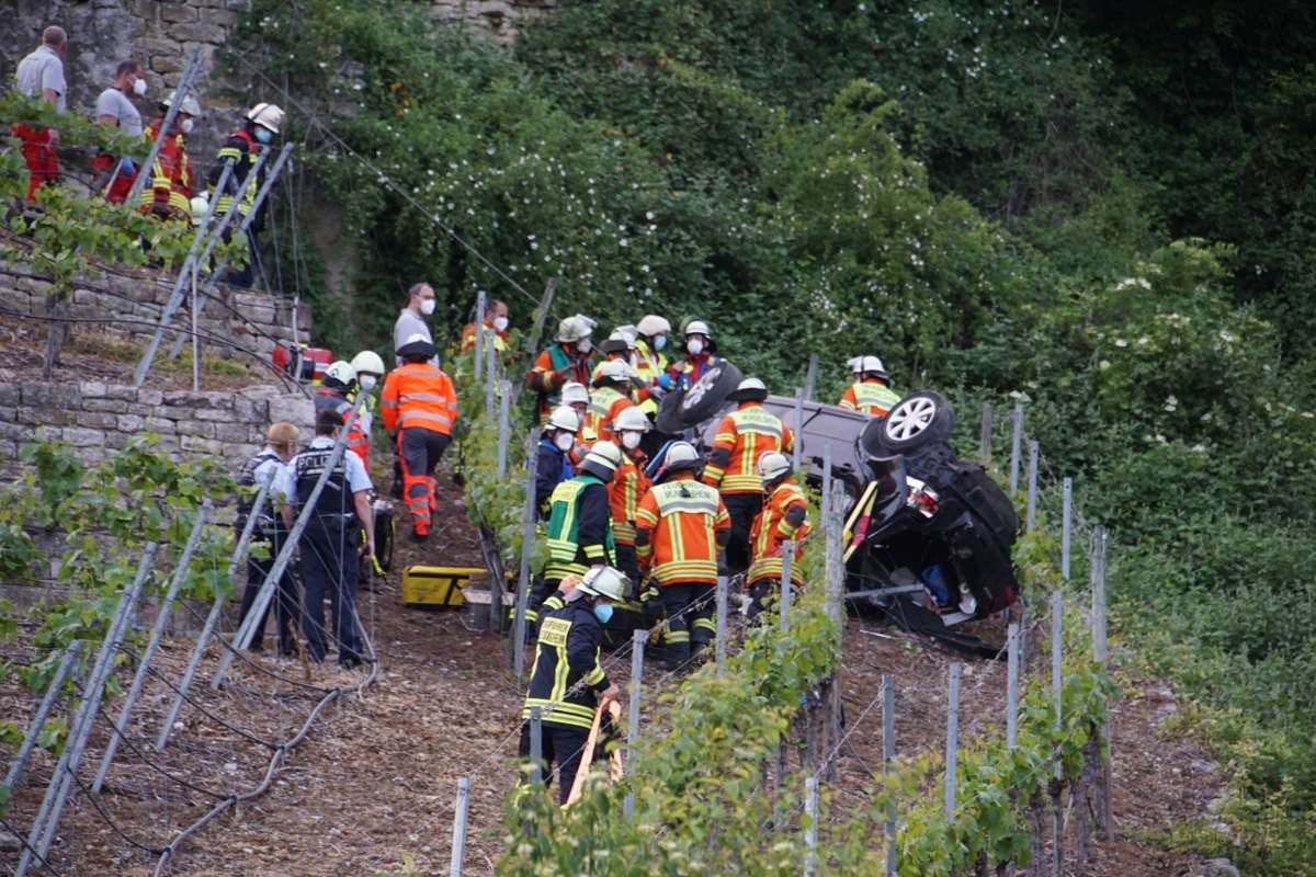 Tödlicher Unfall mit dem Auto bei der Käsberg-Kanzel in Mundelsheim: UPDATE: Absturz im Weinberg-Steilhang