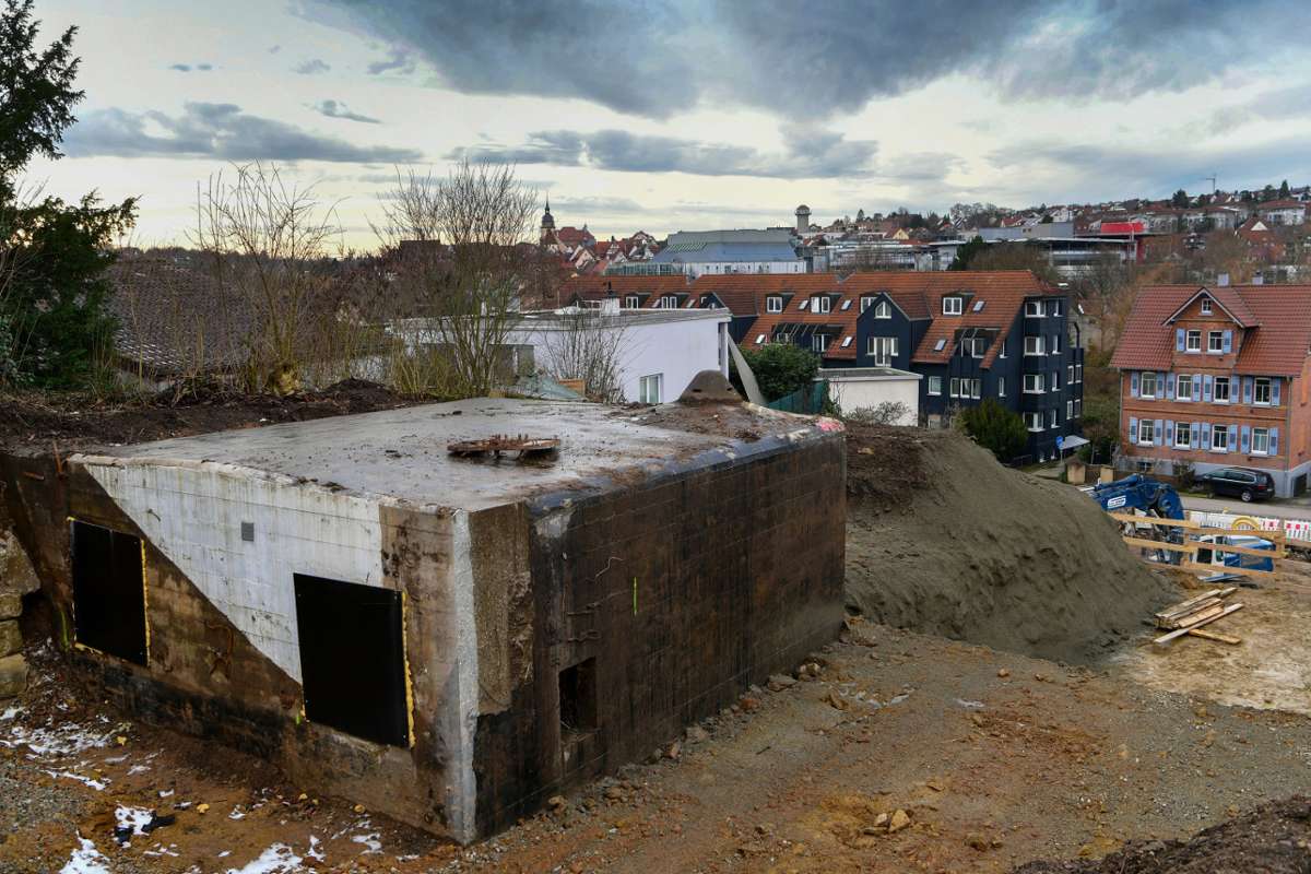 Im Sand wird ein Wohnhaus über einem Unterstand gebaut: Über einem Bunker wohnen