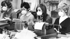 Das Foto könnte aktuell sein, ist jedoch 1969 entstanden. Gegen die Hongkong-Grippe versuchten sich diese Londoner Bürodamen im Dezember 1969 mit Gesichtsmasken zu schützen. Dieses Foto ist am 31. Dezember 1969 im Enz- und Metter-Boten erschienen.⇥