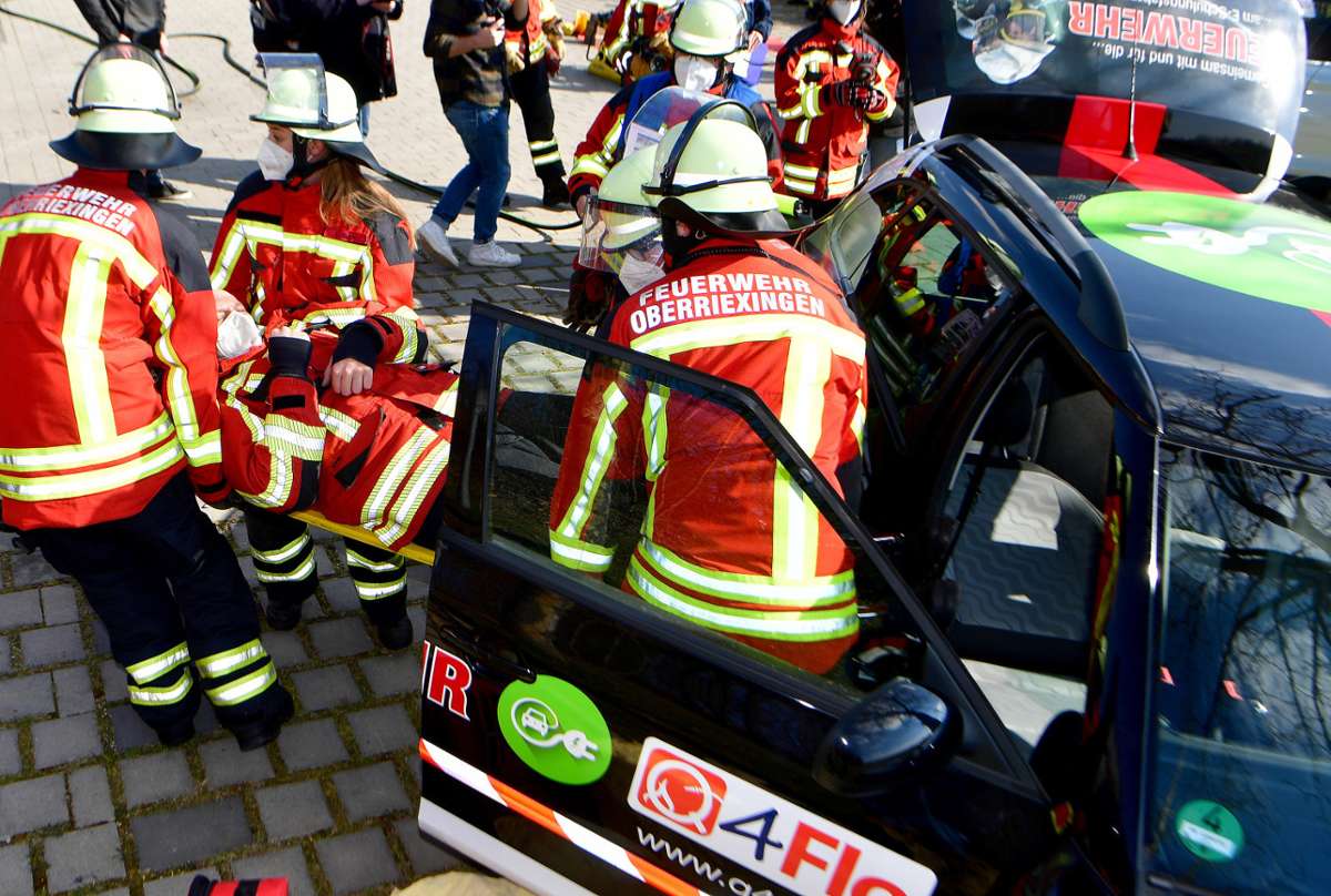 Feuerwehr Oberriexingen probt den Ernstfall mit „Q4Flo“: Was tun, wenn das E-Auto in Brand gerät?