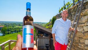 Der Franzose Franck Bento baut hoch über dem Neckar in den Kleiningersheimer Steillagen seinen eigenen Wein an. Bislang hat er Rosé und Trollinger im Angebot, Spätburgunder und Weißwein sollen folgen.  ⇥ Foto: Martin Kalb