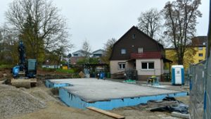 Die Bodenplatte (vorne) der Notunterkunft an der Kleinsachsenheimer Straße ist bereits fertig. Mitte des nächsten Jahres soll das Gebäude bezugsfertig sein.⇥