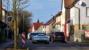 In der Ortsdurchfahrt von Hofen wird es nach der jüngsten Verkehrsschau keinen Fußgängerüberweg mit Ampel geben.⇥ Foto: Martin Kalb