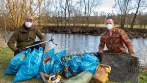 Von links: Die Angler Steffen Holzwarth und Felix Schäffer sammelten am Wochendende rund 25 Kilogramm Müll am Enzufer in Untermberg und Bissingen ein. ⇥