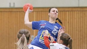 Lena Halupka ist beim Wurf auch von zwei Pforzheimer Spielerinnen nicht wirklich zu stoppen. Foto: Avanti/Ralf Poller