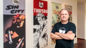 Andreas Mergenthaler, Geschäftsführer von Cross Cult in den Verlagsräumen in Ludwigsburg. Links ein Plakat  von „Sin City“, eine der erfolgreichsten Serie von Cross Cult. ⇥