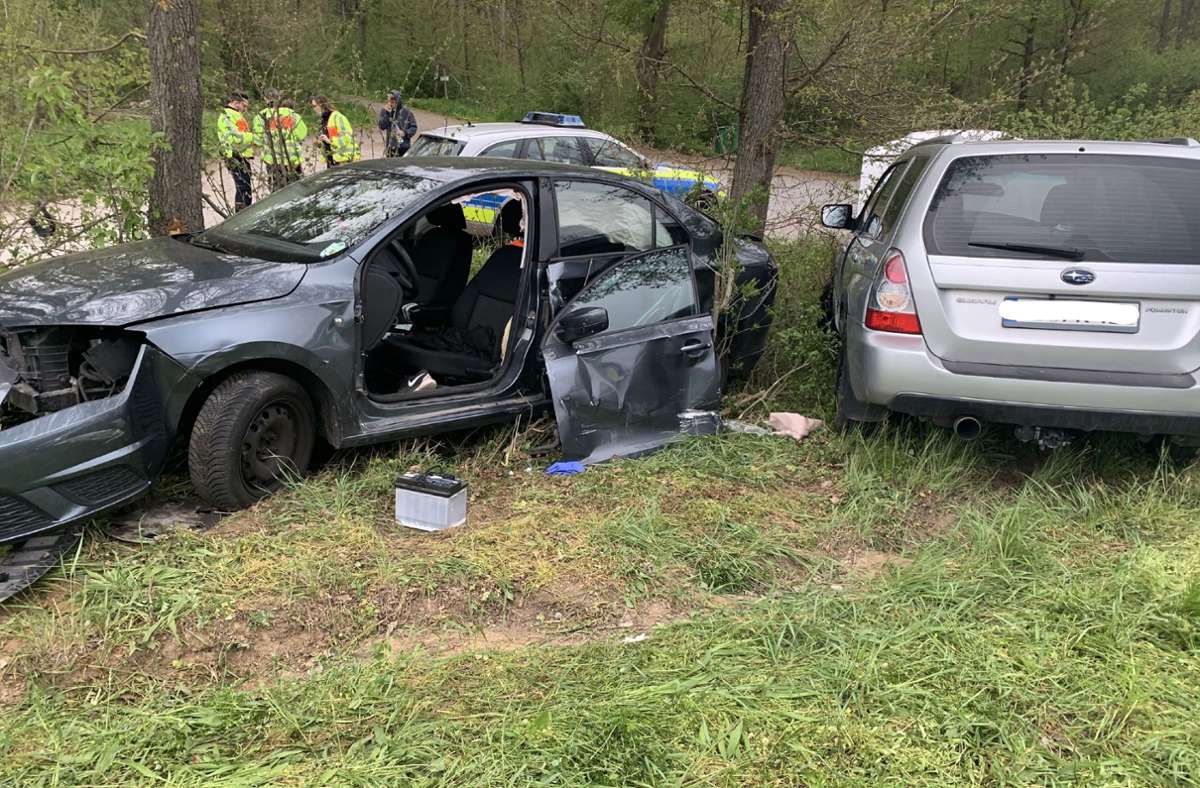 Unfall bei Sersheim: Autos  kollidieren und werden gegen Bäume geschleudert