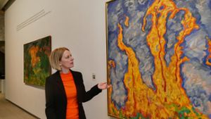 Galerieleiterin Isabel Schenk-Weininger vor dem Gemälde „Herbstfantasie“ von Walter Ophey.⇥