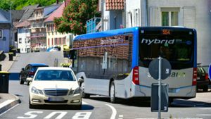 Ein Spillmann-Bus unterwegs in der Bissinger Straße in Untermberg. Das Land will beim ÖPNV Gas geben. Foto: Martin Kalb