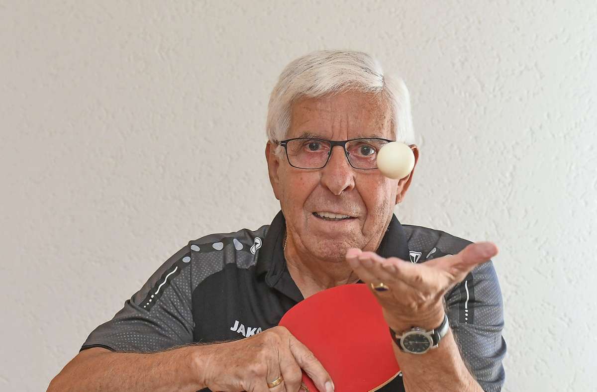 82-jähriger Sachsenheimer spielt im TSV Kleinsachsenheim: Mit 82 Jahren noch fit an der Platte