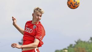 Seit Sommer 2021 trägt Luca Lechner  das   Trikot des FC Ingolstadt. Eine Stärke ist das Kopfballspiel. Mit seinen 1,94 Metern behält  der 17-jährige   Innenverteidiger im Luftduell oft die Oberhand. Foto: ürgen Meyer