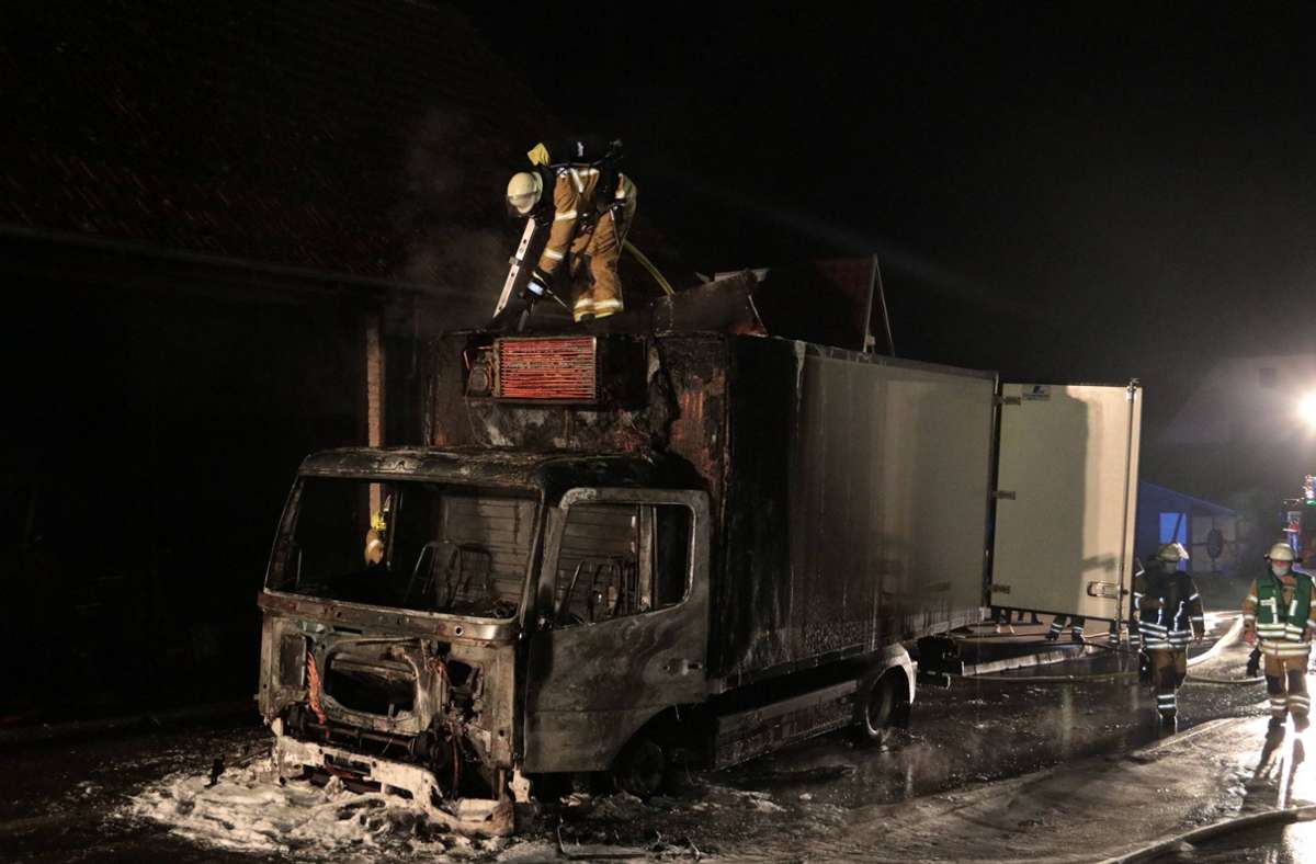 Feuerwehreinsatz in Sersheim: Lastwagen-Brand verursacht immensen Schaden