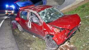 Der Dacia überschlug sich, der Fahrer und seine Beifahrerin wurden leicht verletzt. Foto: KS-Images.de / Karsten Schmalz/Karsten Schmalz