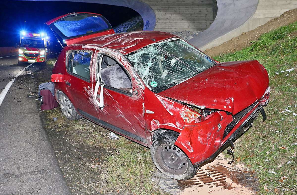 Korntal-Münchingen: Auto überschlägt sich – zwei Menschen leicht verletzt