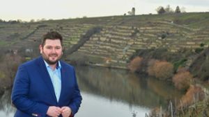 Tobias Vogt an seinem Lieblingsort, der Weinterrasse mit Blick auf die Neckarschleife und seine Heimat Kirchheim.  Foto: Martin Kalb