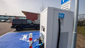 Beim Rewe-Markt in Großsachsenheim können wieder Elektro-Autos geladen werden. Die Ladesäule wurde ausgetauscht.⇥ Foto: Martin Kalb
