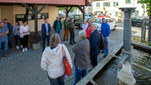 Stadtverwaltung und Gemeinderat diskutierten am Dienstag vor Ort die Vorschläge der Landfrauen für den Dorfplatz.⇥ Foto: Oliver Bürkle