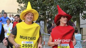 Etliche Läufer waren kostümiert unterwegs. Dieses Paar lief als Senf und Ketchup.