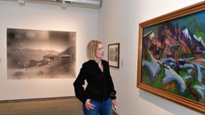 Galerieleiterin Isabel Schenk-Weininger vor dem Bild „Schneeschmelze“ und der dazugehörigen Fotografie von Ernst Ludwig Kirchner.⇥