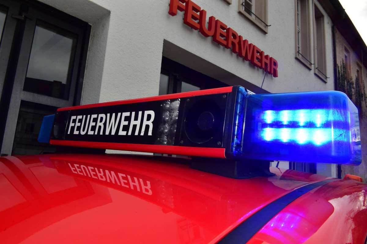 13 Bewohner mussten in Sachsenheim ihre Wohnungen verlassen: Brand in Garage – Haus evakuiert